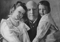 El coronel Ingersoll con sus nietos