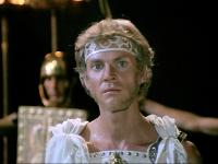 La inolvidable personificación de Calígula en la película homónima de Tinto Brass (1979)