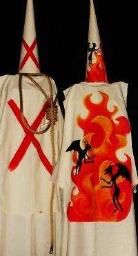 Sambenito (traje) y coroza (bonete) de los acusados de la Inquisición